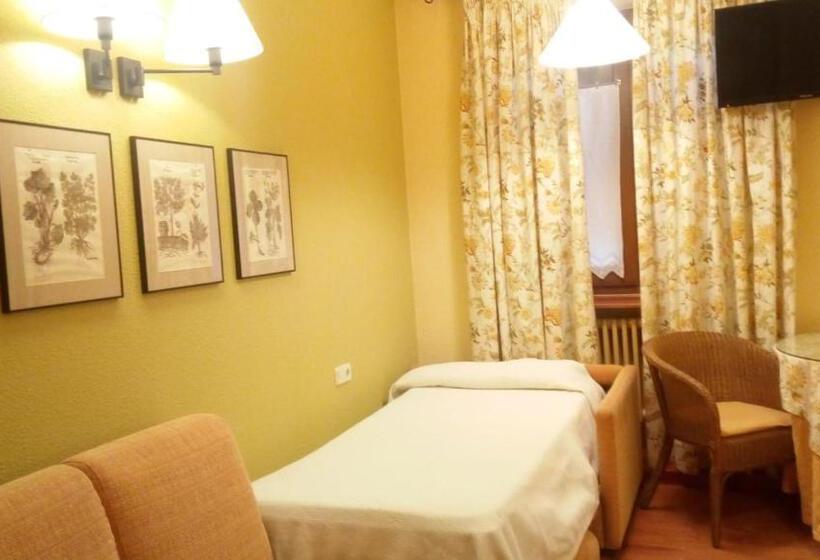 Номер Стандарт Трехместный, Hostal Casa Sario