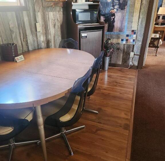 Люкс 2 Спальни, Cowboy Country Inn