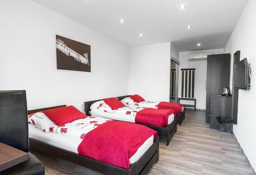 Трехместный Номер Стандарт с Балконом, Apartments Benešova 6