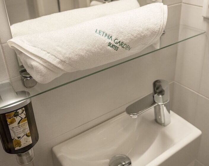 Escritório Estándar, Letna Garden Suites
