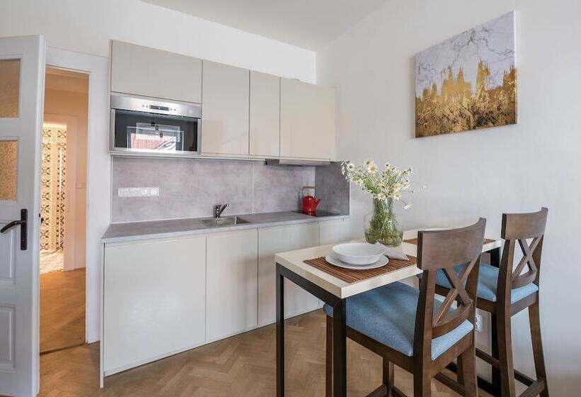 Escritório Estándar, Letna Garden Suites