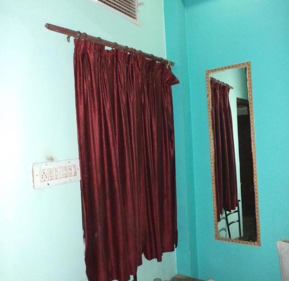四人标准间, Budget Accommodation Near Station Road