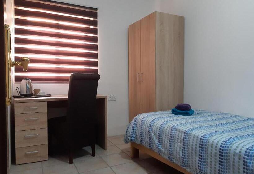 اتاق استاندارد یک نفره, Tarona Guesthouse