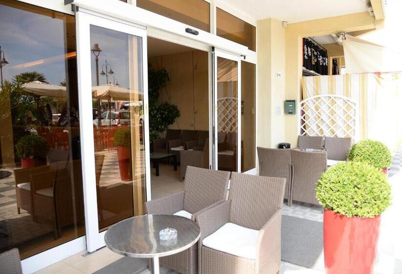 Camera Quadrupla Standard con Balcone, Cosmopol
