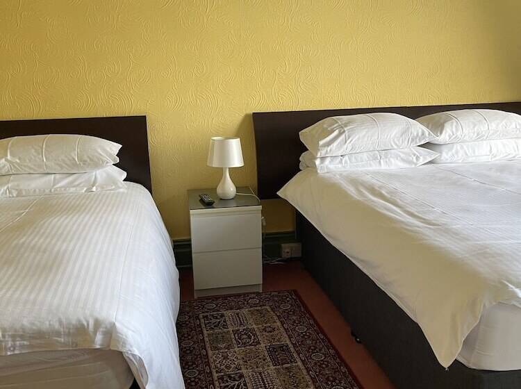Семейный Номер, Chimneys Guest House