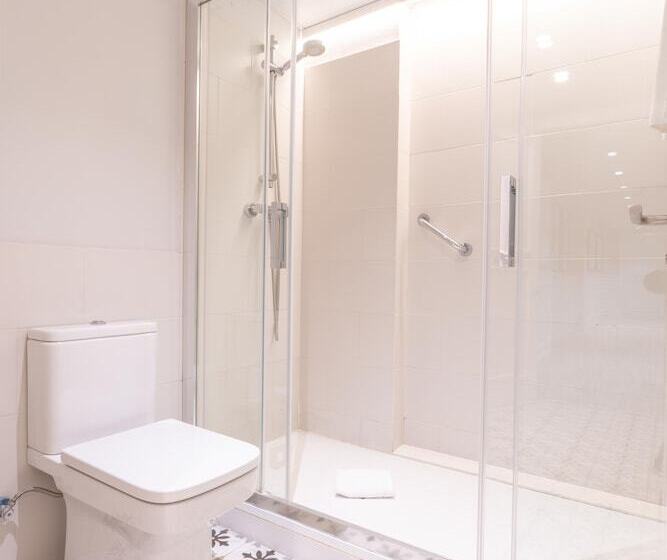 Номер Стандарт Трехместный, Serennia Fira Gran Via Exclusive Rooms