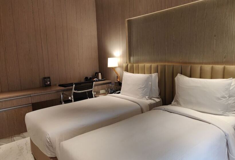 Economy Room, Vividus