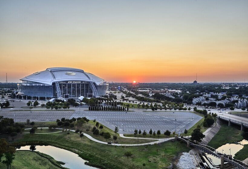 Люкс Премиум, Live! By Loews  Arlington Tx