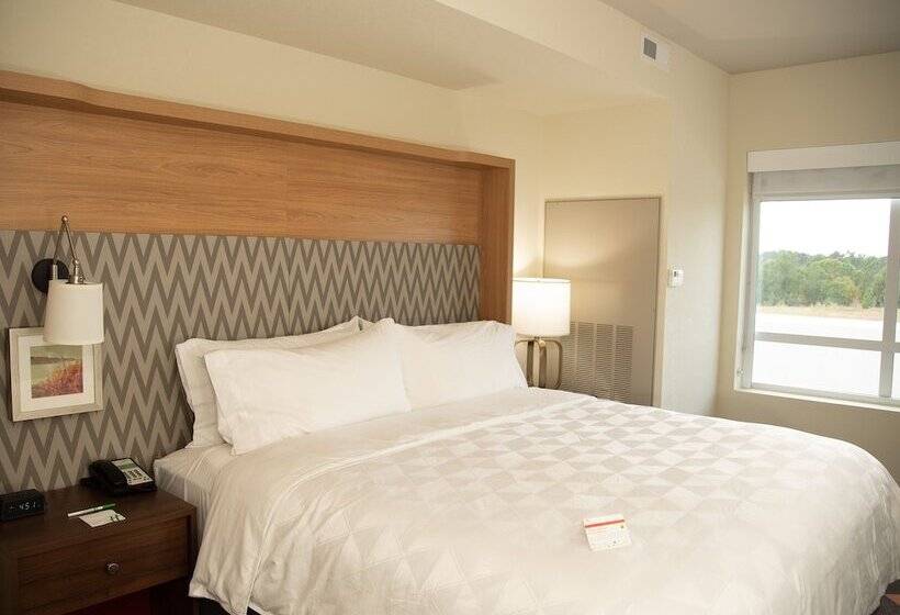 سوئیت برای معلولان, Holiday Inn & Suites   Fayetteville W Fort Bragg Area, An Ihg