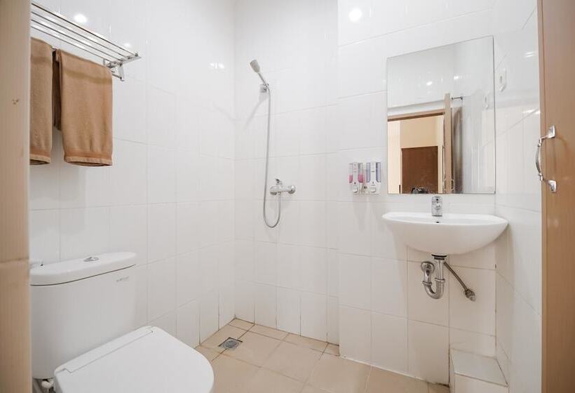Номер Deluxe, Reddoorz Plus @ Karebosi Area 2