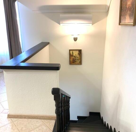 اتاق لوکس چهار تخته, Restoran Hotel Stariy Melnik