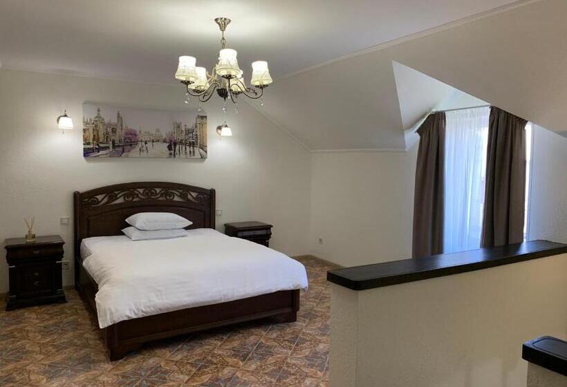 اتاق لوکس چهار تخته, Restoran Hotel Stariy Melnik