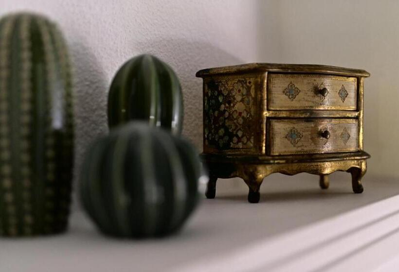 اتاق لوکس با بالکن, Tetide Home