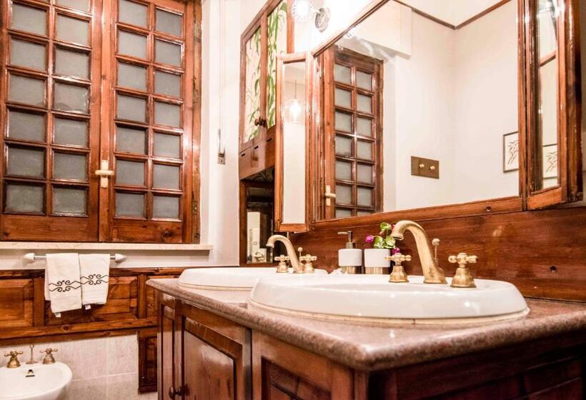 اتاق لوکس با بالکن, Tetide Home