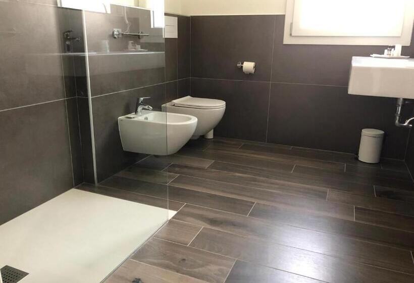 اتاق استاندارد با چشم‌انداز استخر, B&b Alma Garda Lake