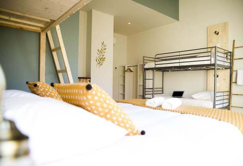 Семейный Номер, Georges Hostel & Café