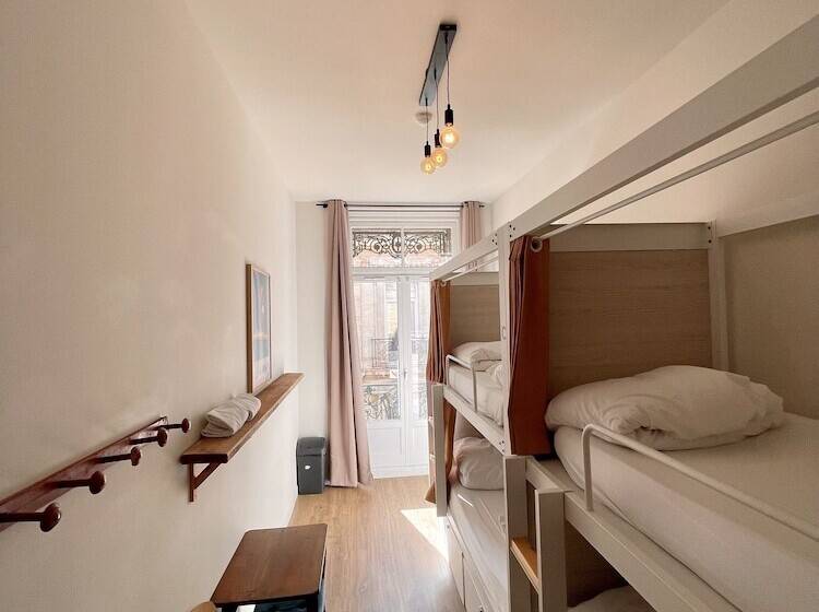 Кровать в Общей Комнате, Georges Hostel & Café