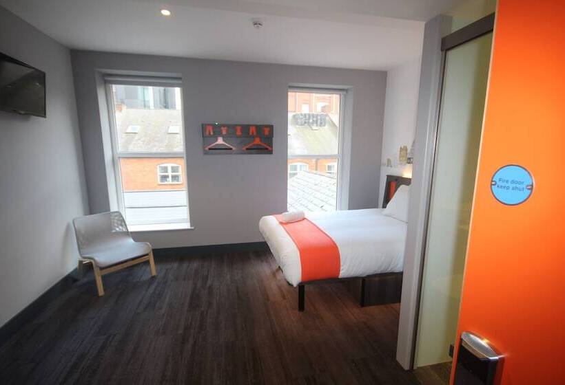 Номер Superior, Easyhotel Belfast