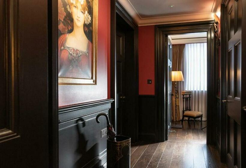 Suite, L Oscar London