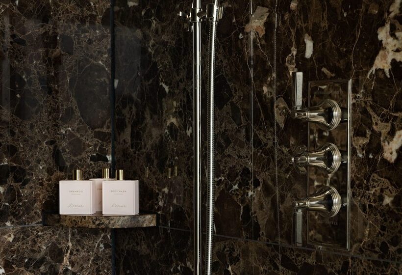 Suite, L Oscar London