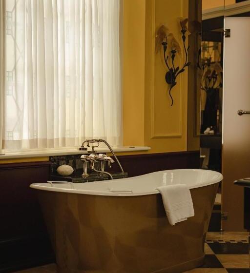 Suite, L Oscar London