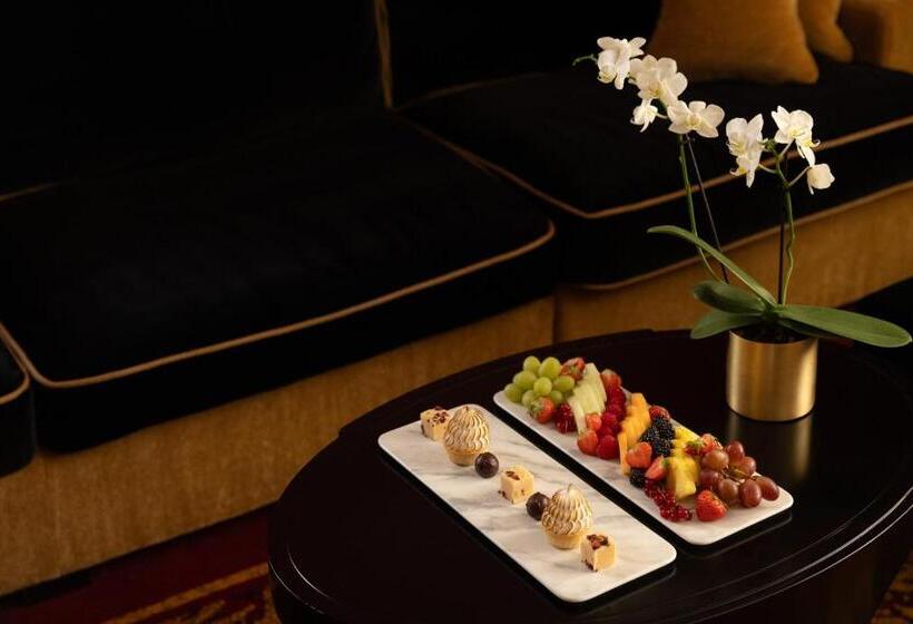 Suite, L Oscar London