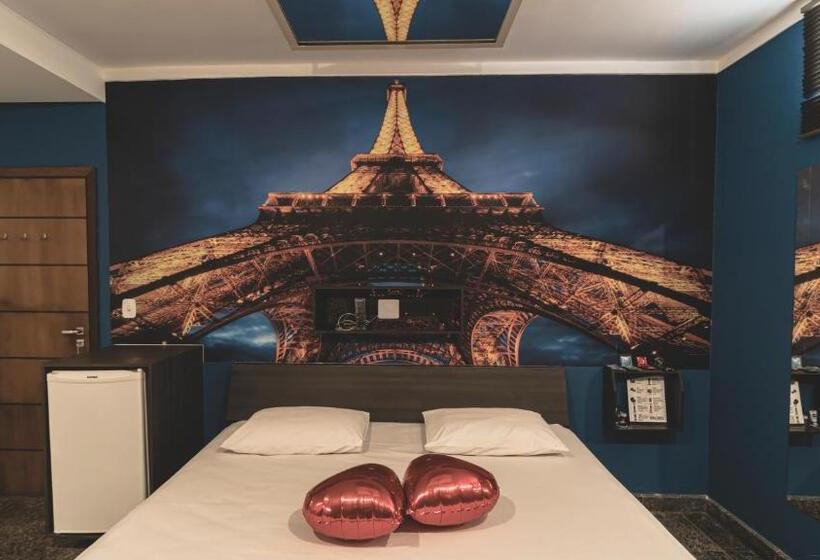 자쿠지 스위트, Paris Motel