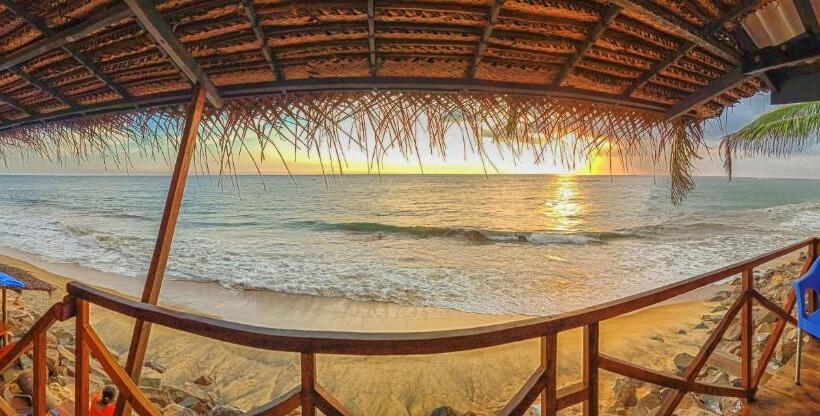 اتاق لوکس با بالکن و چشم‌انداز دریا, Indika Beach Villa