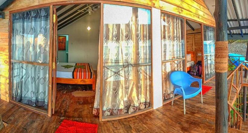 اتاق لوکس با بالکن و چشم‌انداز دریا, Indika Beach Villa