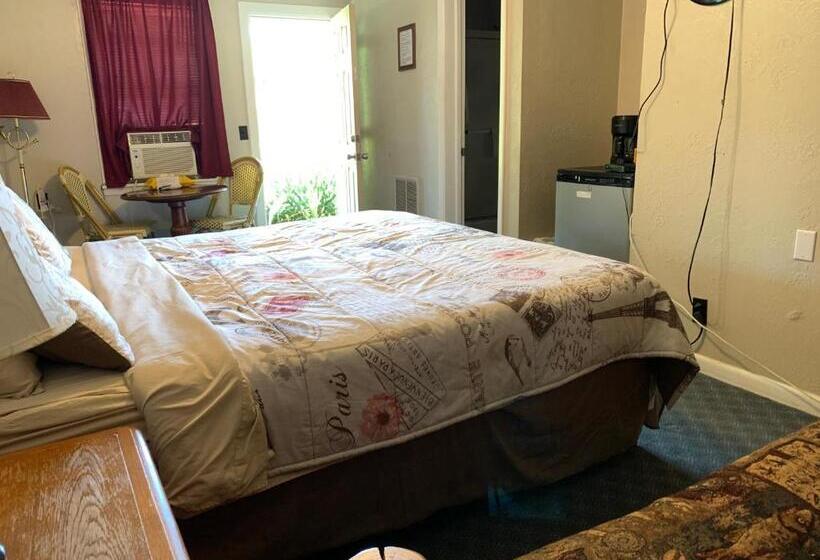 Standard Room King Size Bed, Phillips Historic Motel & Cottages