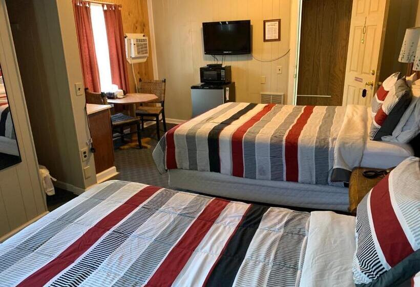 Superior Room, Phillips Historic Motel & Cottages