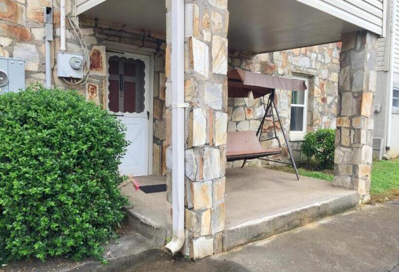 1 Bedroom Apartment with Terrace, Phillips Historic Motel & Cottages