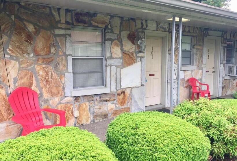 Deluxe Family Room, Phillips Historic Motel & Cottages