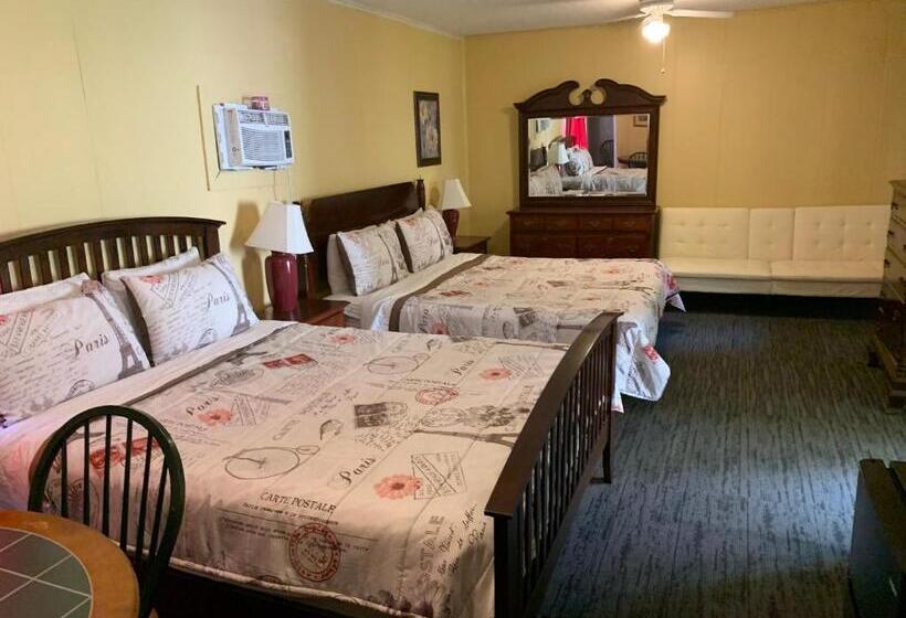 Deluxe Family Room, Phillips Historic Motel & Cottages
