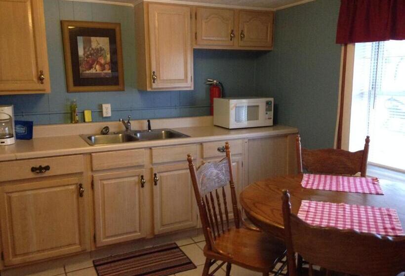 1 Bedroom Apartment, Phillips Historic Motel & Cottages
