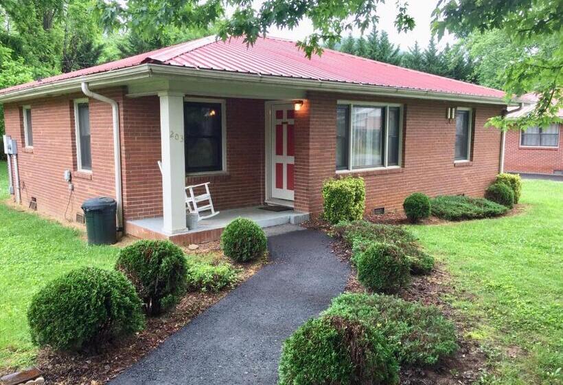 1 Bedroom House, Phillips Historic Motel & Cottages