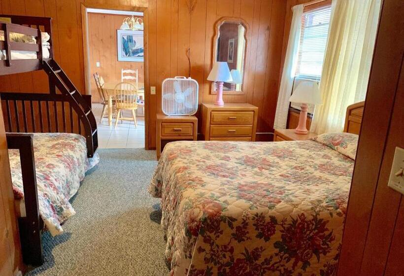 2 Bedroom Apartment, Phillips Historic Motel & Cottages