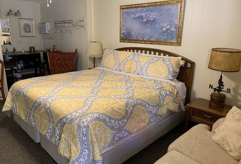 Deluxe Room, Phillips Historic Motel & Cottages