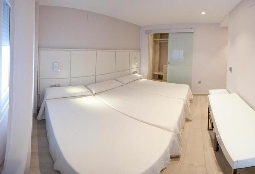 Трехместный Номер Комфорт, Hostal Loimar