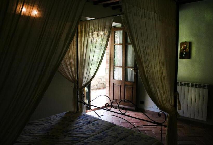 庭の見えるスタンダードトリプルルーム, Antico Casale Pozzuolo