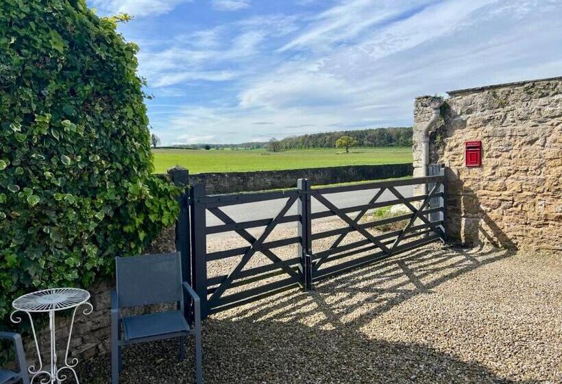 Люкс Deluxe Кровать Кинг, The Garden Suites At Snape Castle Mews