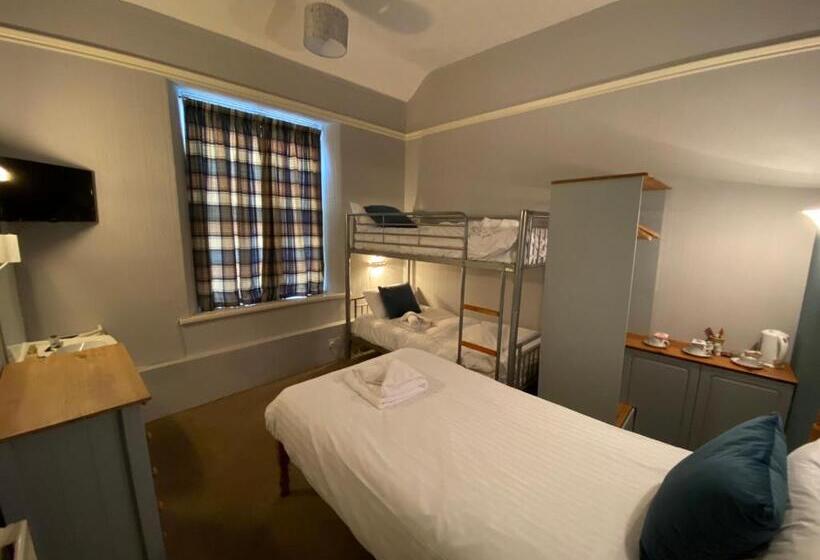 חדר סטנדרט לשלושה עם חדר אמבטיה משוף, Newcastle House Rothbury