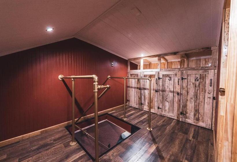 تختخواب در اتاق مشترک, Corner Hostel Puerto Natales
