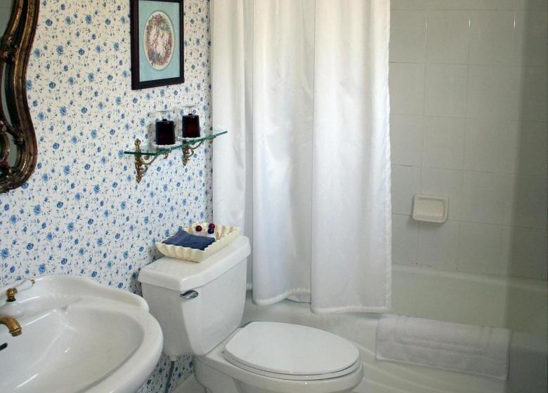 חדר סופריור נוף לבריכה, Heron Cay Lakeview Bed & Breakfast