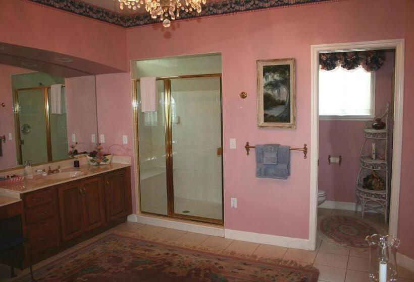 מיטת קינג בסוויטה, Heron Cay Lakeview Bed & Breakfast
