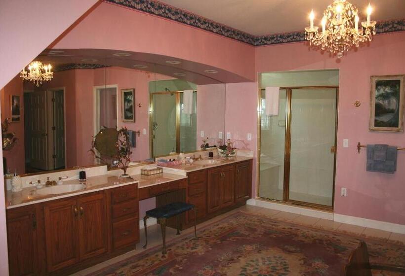 스위트 킹사이즈 침대, Heron Cay Lakeview Bed & Breakfast