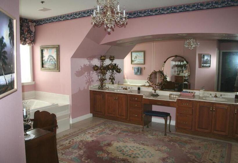מיטת קינג בסוויטה, Heron Cay Lakeview Bed & Breakfast