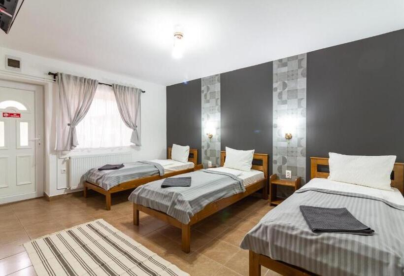 Quarto Triplo Comfort, Airport Károly Centrál