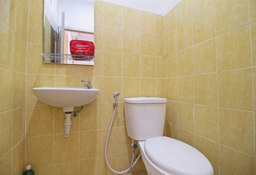 Номер Стандарт, Reddoorz Near Stan
