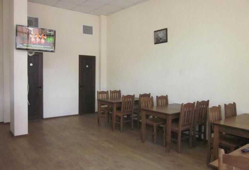 带阳台的三人标准间, Panorama Guest House